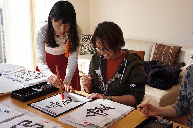 Authentic Japanese calligraphy class in Tokyo! Kanji your name - Kanji your name: the moment the lesson becomes personal