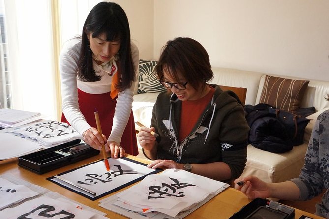 Authentic Japanese calligraphy class in Tokyo! Kanji your name - Practical advice so your class feels smooth