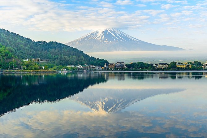 Barrier-Free Private Mt. Fuji Tour for Wheelchair Users - Stop 2: Lake Kawaguchiko and Oishi Park, easy time for photos