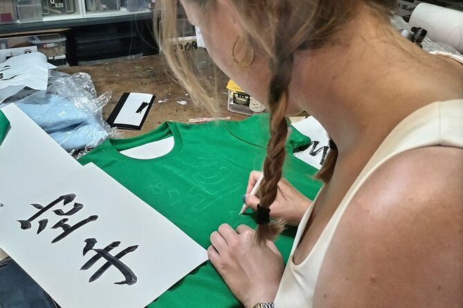 Calligraphy on T-shirt or lantern near Skytree Tokyo - The actual painting: easy steps, plus real-time corrections