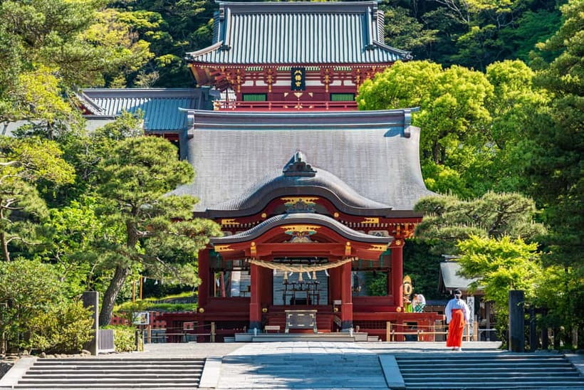 From Tokyo: Kamakura, Great Buddha, and Enoshima Bus Tour - Enoshima by rail: the seaside Enoden Electric Railway and the Nakamise-dori stretch