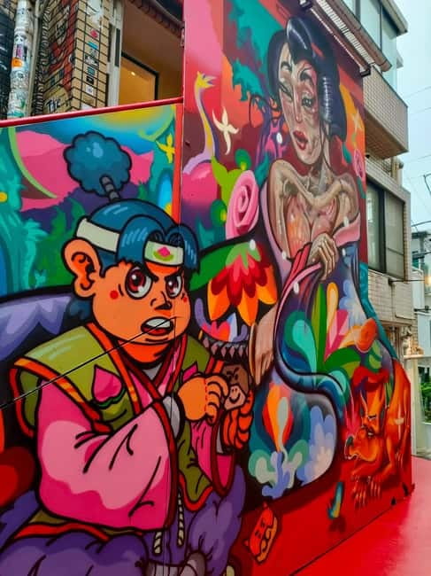 Graffiti in Tokyo Walking Tour: Shibuya and Harajuku - Who Elena Calderon is, and why her approach earns the 5-star reviews