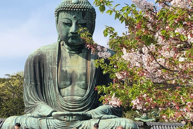 Historic Kamakura: Temples, Shrines and Street Food Private Walking Tour - Tsurugaoka Hachimangu Shrine with torii gates and a treasures museum