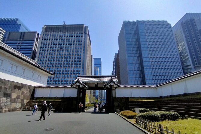Imperial Palace East Garden and Edo Castle Walking Tour in Tokyo - Stop 1: Wadakura Fountain Park, royal wedding waterworks and photo breaks