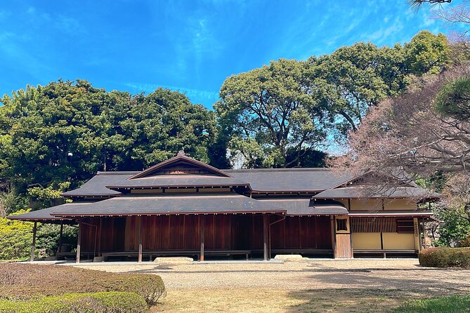 Imperial Palace to Tokyo Station Historical Walking Tour - Ninomaru Garden, Suwa-no-chaya, and Bairinzaka, the breaks that keep the walk enjoyable