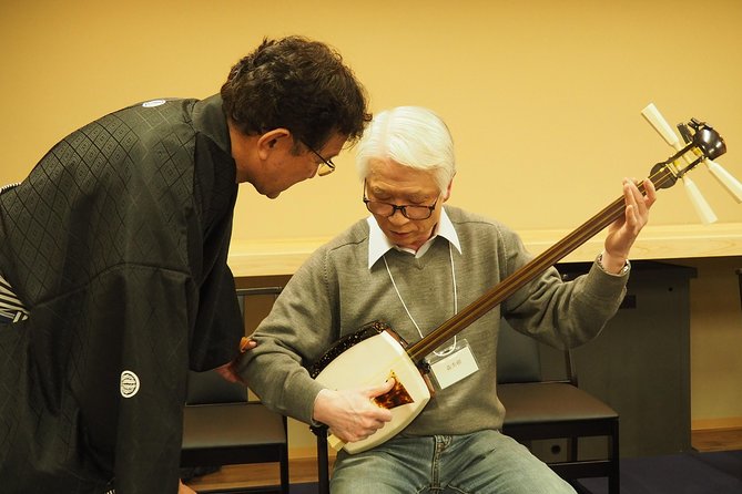 Japanaese tradtional Tsugaru Shamisen music lesson in Tokyo - Learning the Pick, Playing an Easy Song, Then Leveling Up