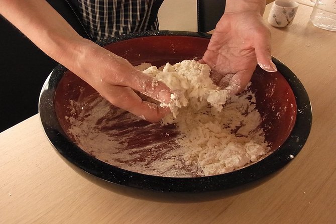 Japanese Cooking and Udon Making Class in Tokyo with Masako - The welcome: green tea and Kanji name calligraphy