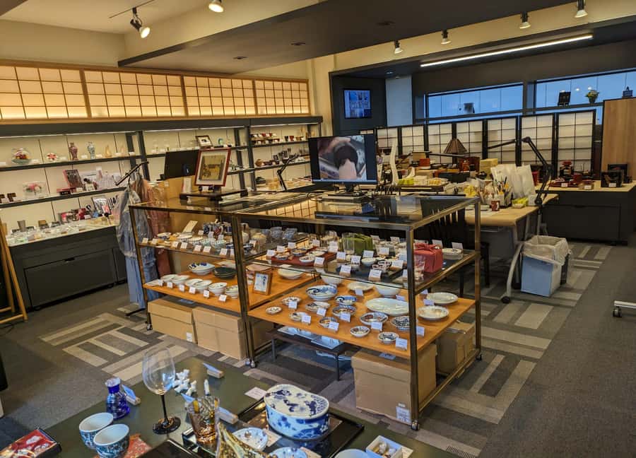 Kintsugi Experience with Arita Ware in Tokyo (English Guide) - Kintsugi in Tokyo: A Quiet Gold Repair Session at Nihonbashi Mutoh