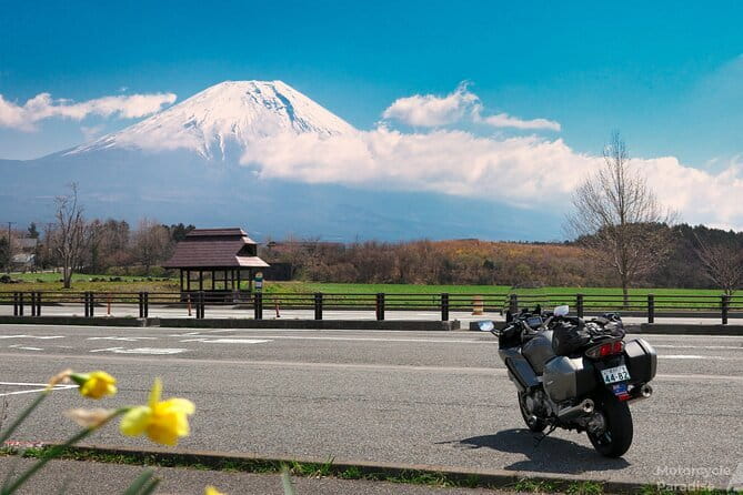 Mt. Fuji Day tour: Kawaguchi Lake Ropeway, Matcha, Oshino Hakkai - Stop 1: the Lawson photo stop near Kawaguchi Station