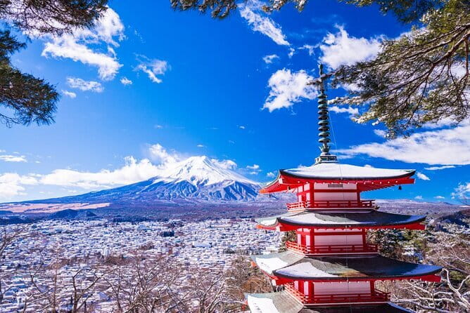 Mt. Fuji Tours to Lake Kawaguchi and Yamanaka Onsen English Guide - Lake Kawaguchiko first: 30 minutes of freedom plus season-driven sights