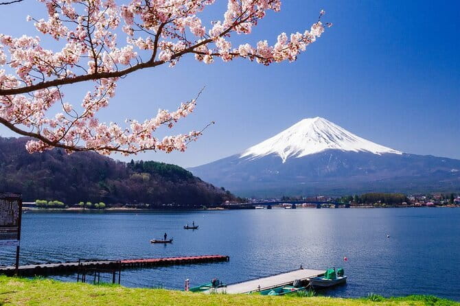 Mt. Fuji Tours to Lake Kawaguchi and Yamanaka Onsen English Guide - Lake Yamanaka and the onsen decision: pay fees, control timing