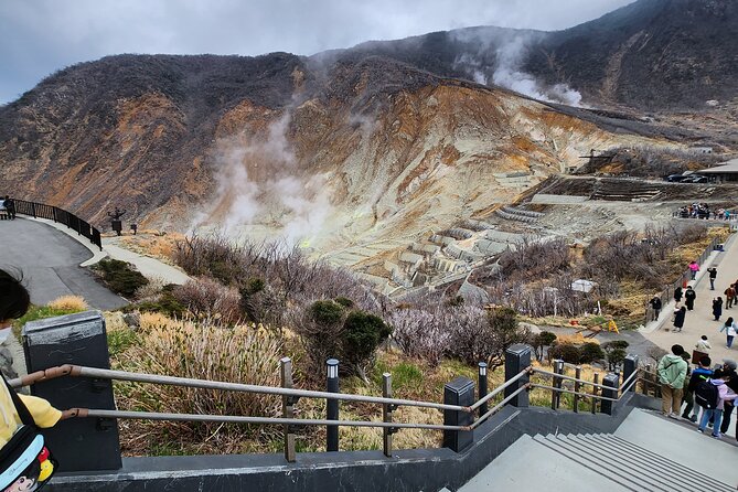 Mt.Fuji view Hakone Private tour with English speaking driver - Stop 5: Hakone Jinja and Kuzuryū Jinja Shingū, a calmer reset