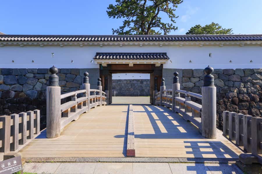 Odawara: Guided Ninja & Samurai Tour of Odawara Castle - Walking the keep grounds: where ninjas and samurai stories meet