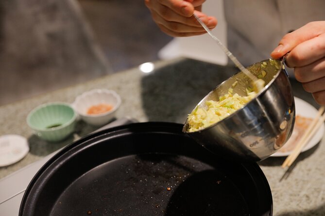 Okonomiyaki making experience~Japanese popular food - Toppings and flavor, sauce and aonori are not decoration