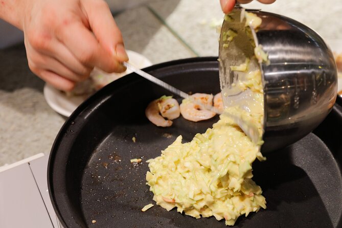 Okonomiyaki making experience~Japanese popular food - Language support, Nina, and getting real guidance
