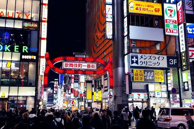 [Private]Shinjuku Golden Gai Bar Hopping w/ Japanese Local Guide - Why Shinjuku Night Life Changes With a Japanese Local Guide