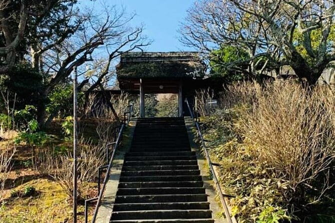Private Tour Kamakura Yokohama Day Trip English speaking driver - Tsurugaoka Hachimangu Shrine and Komachidori Street