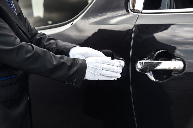 Private Transfer from Tokyo to Haneda Airport - The drive itself: comfort, water, and fewer surprises