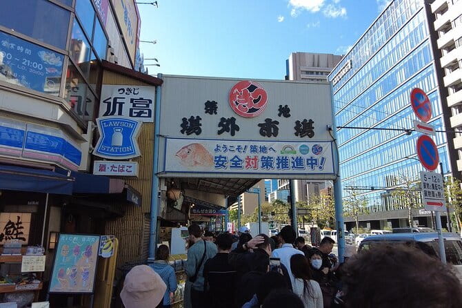 Shinjuku: Food Tour – 15 Dishes & 3 Drinks at 4 Eateries - Kabukicho Stop 2: The Local Izakaya Feeling