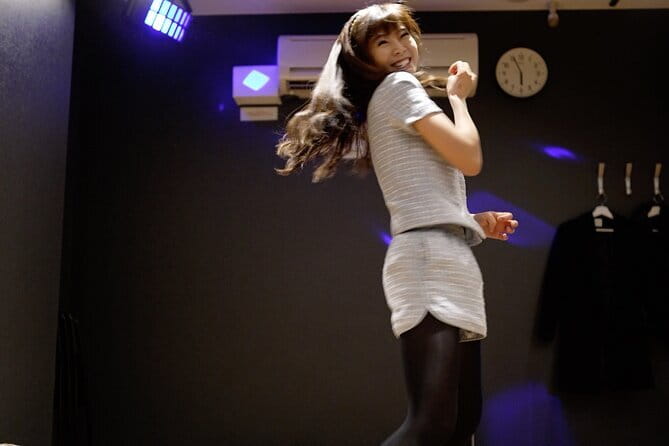 Shuffle Dance in Tokyo with a TikTok Star - Intermediate Level - Making the lobby exchange work for you