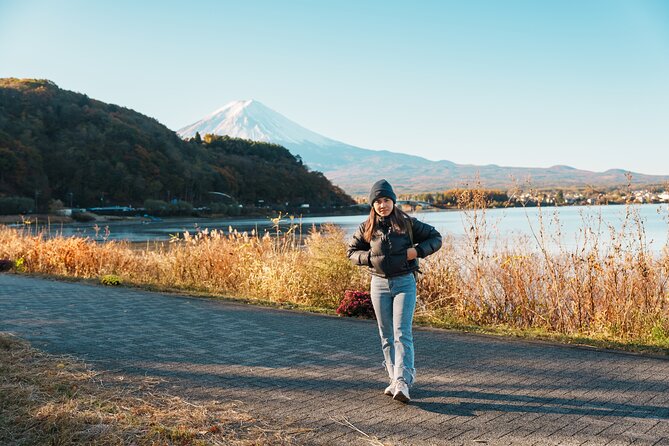 Small Group Tour Mount Fuji and Lake Kawaguchi from Tokyo - Oshino Hakkai ponds and thatched-house scenery you can walk through