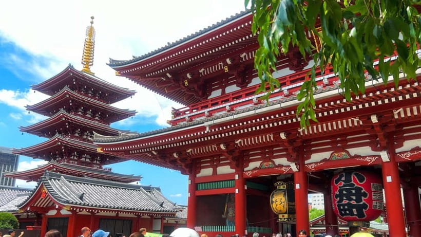 Tokyo: Asakusa and Tokyo’s Oldest Temple Senso-ji Tour - Kaminarimon Gate: more than a classic postcard stop