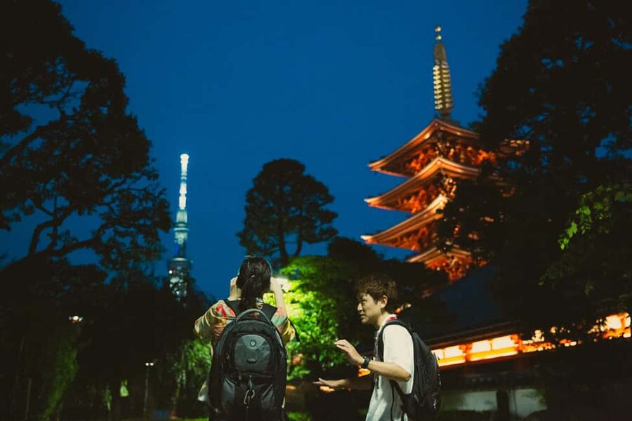 Tokyo: Asakusa Photogenic Night Walk with 1 drink - Kaminarimon at Night: The Big Gate Moment