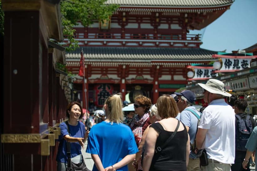 Tokyo: Asakusa Walking Tour with Sensoji Temple Visit - Getting oriented at Kaminarimon, then stepping into Asakusa