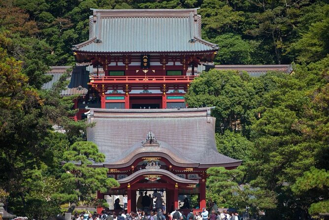 Tokyo: Bus Tour to Kamakura Great Buddha & Enoshima with Pickup - Enoden Streetcar Experience: The Coastal Ride You Should Not Skip