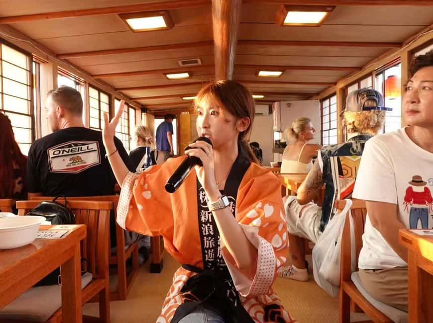 Tokyo Dinner Cruise & Tradition Show & Drinks & Tokyo Tower - Sukiyaki-style hot pot, pork or vegetarian choices, and soft drinks that keep coming