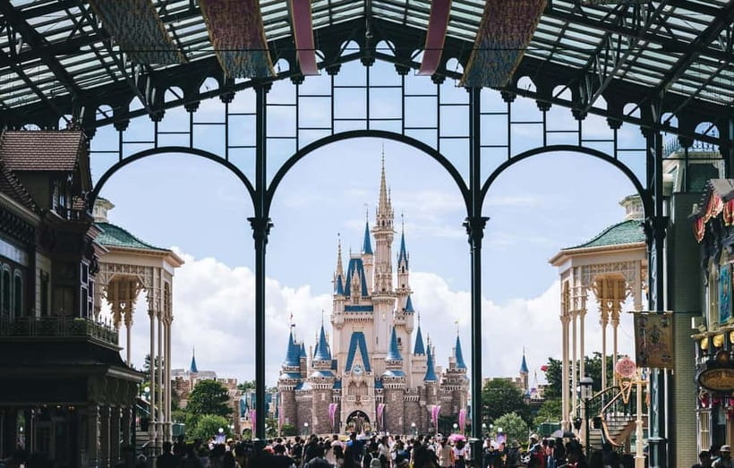 Tokyo Disneyland: 1-Day Entry Ticket and Private Transfer - How the 10-hour day plays out inside Tokyo Disneyland
