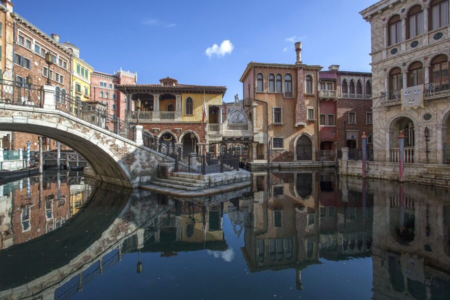 Tokyo Disneyland or DisneySea Ticket & Door to Door Transfer - Choosing between Tokyo Disneyland and DisneySea (and why it matters)