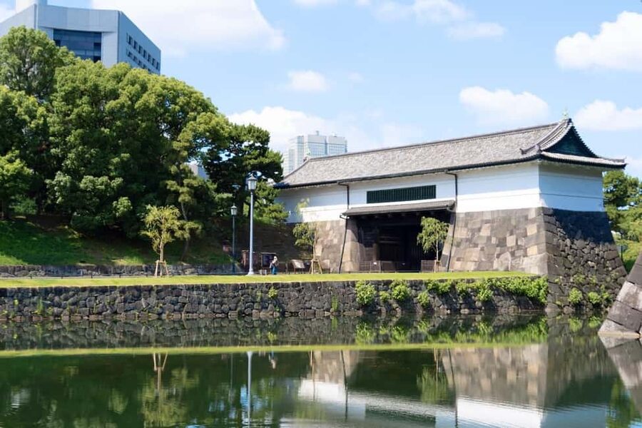 Tokyo: Edo Castle and Imperial Palace Guided Walking Tour - Finishing at Kita-Hanebashi, 竹橋, Hirakawa Bridge, and 平川門