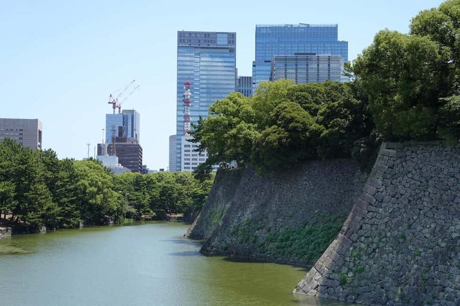 Tokyo: Edo Castle and Imperial Palace Guided Walking Tour - Stone walls, moats, and Edo’s built-in toughness