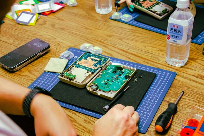 Tokyo: Gameboy Mod Workshop at Akihabara - Picking your DMG-01 and customizing the look