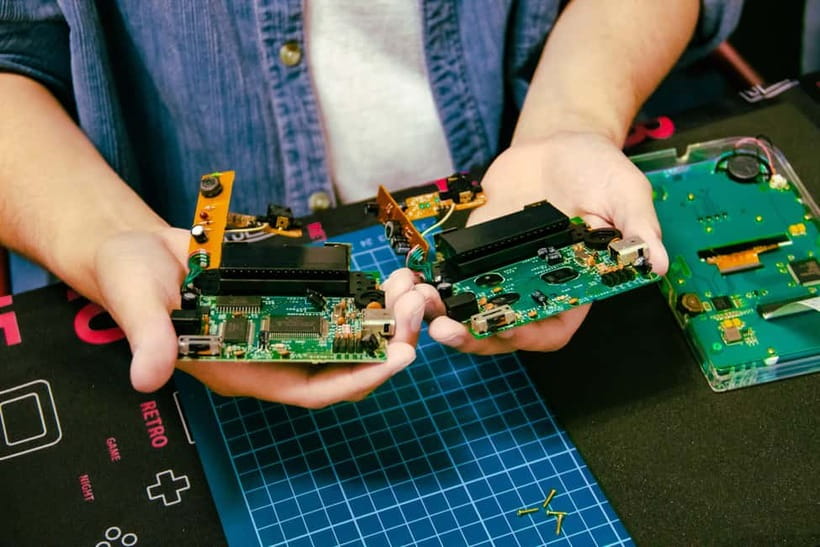 Tokyo: Gameboy Mod Workshop at Akihabara - Games to buy on site, plus the fun of testing right away