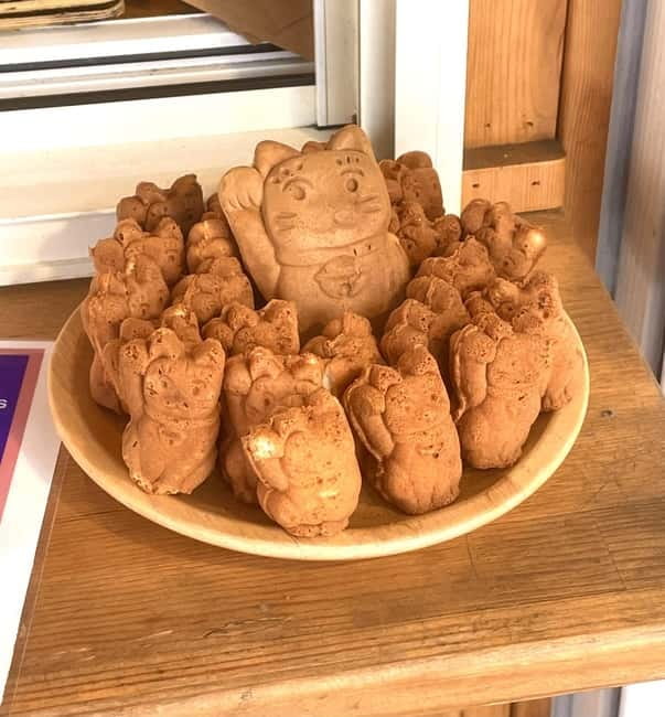 Tokyo: Gotokuji Cat Temple, Shinjuku Cat Cafe & 3D Cat Tour - Small groups and guides: why Hiro and Rachel show up so often