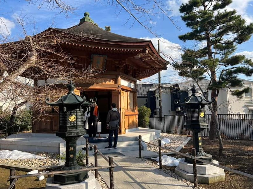Tokyo: Gotokuji Culture Walk & Lucky Cat Temple Experience - Step one: the 15-minute temple photo stop