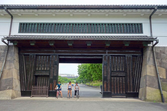 Tokyo Guided Small-Group Biking Tour - Shinjuku skyscrapers to a quiet residential shrine detour