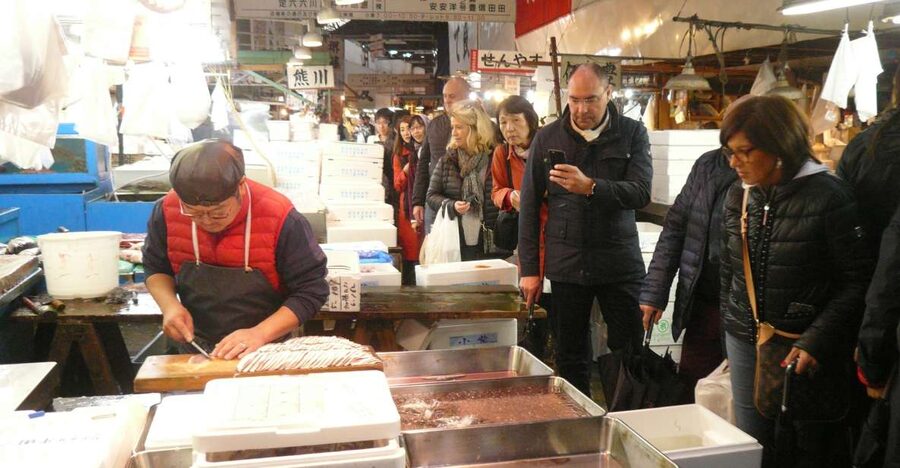 Tokyo: Guided Walking Tour of Tsukiji Market with Breakfast - Quick hits before you go