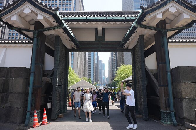 Tokyo: Imperial Palace and Shogun Historical Walking Tour - Practical tips for a comfortable Imperial Palace walk