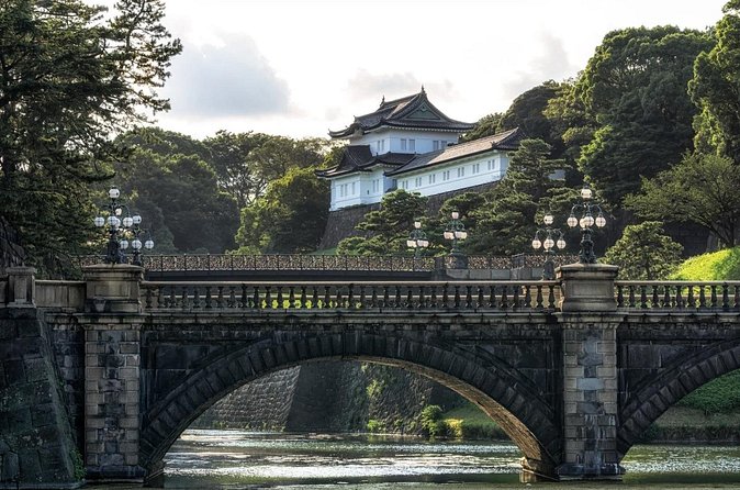 Tokyo Imperial Palace：Guided Walking Tour of East Gardens - Stop 2: The Imperial Palace core, moats and stone wall clues