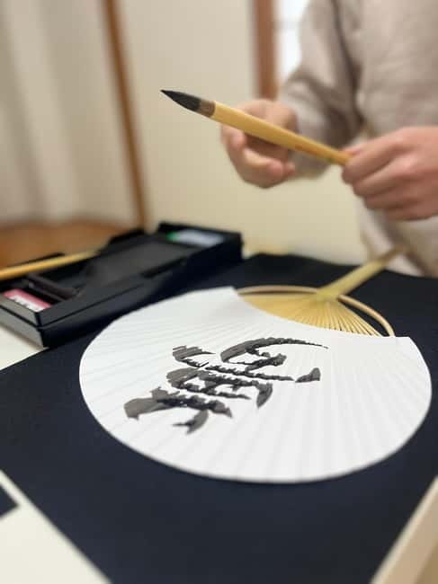 Tokyo: Japanese Calligraphy Lesson with Skilled Instructor - Turning your word into a real souvenir, uchiwa, shikishi, or kakemono