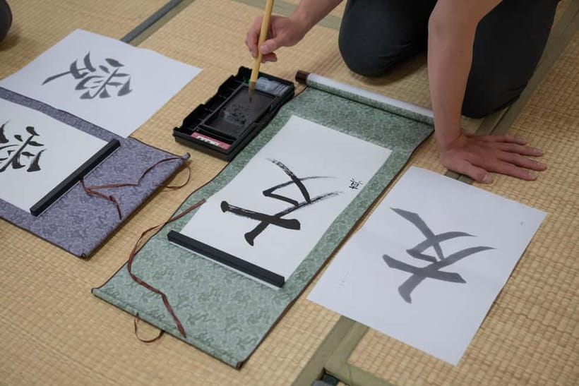 Tokyo: Japanese Calligraphy Lesson with Skilled Instructor - Small group of 4, and why that keeps the learning personal
