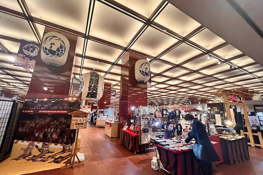 Tokyo: Know about Kabuki performing - Ginza Walking - The shrine tied to Kabuki, and a Ginza clock tower moment