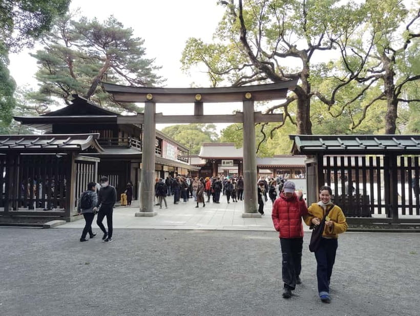 Tokyo: Meiji Jingu Shrine & Inner Garden Guided Tour (2h) - Enter through Ichinotorii, then follow the sacred sequence