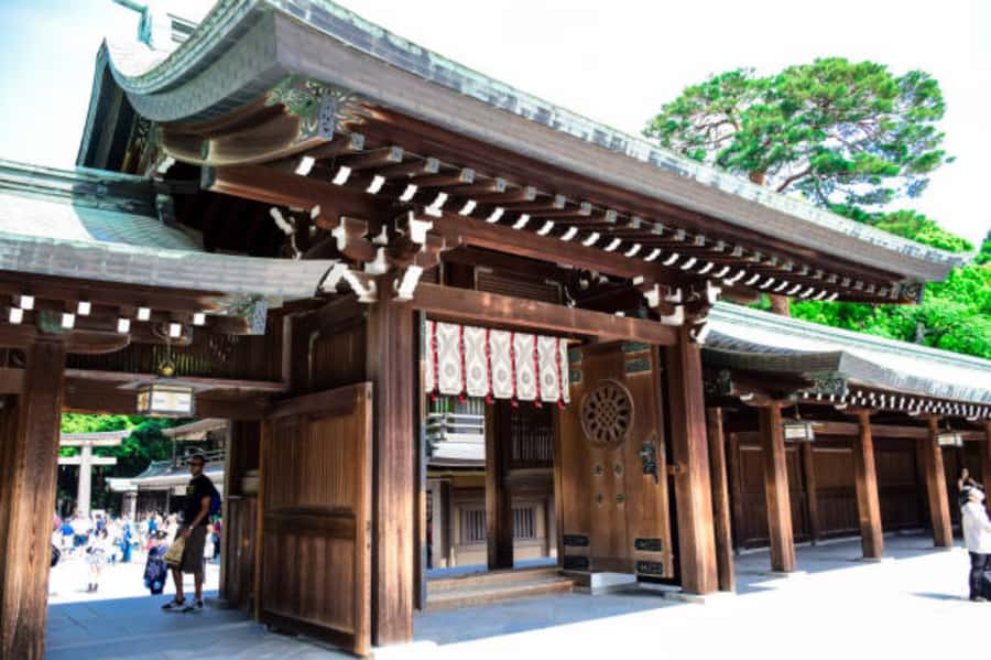 Tokyo: Meiji Shrine Walking Tour with Local Guide - Finding Your Guide and Staying Comfortable