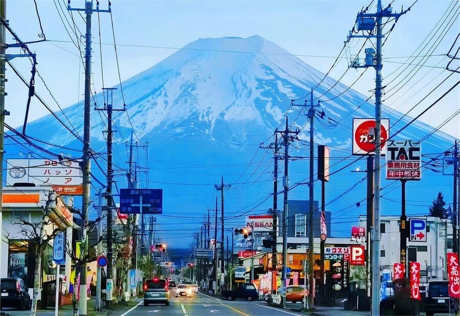 Tokyo: Mt Fuji Lake Kawaguchi & Yamanaka Hot Spring Day Tour - Kawaguchiko Station Lawson stop: classic Fuji street shots