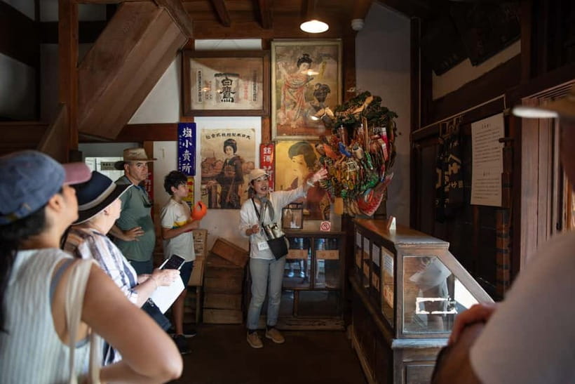 Tokyo: Old Quarter Yanaka Walking Tour - Artisan stops: Yoshidaya Liquor Shop and snack time