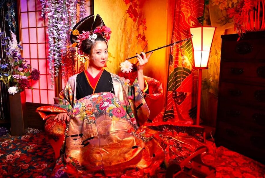 Tokyo: Private Makeover Photography Studio in Luxury Kimono - Choosing Oiran-style kimono, hair ornaments, and props